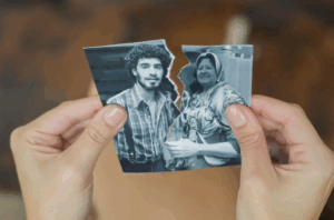 Lee más sobre el artículo El vínculo imperfecto que nos parió: Una mirada sin edulcorante a la maternidad
